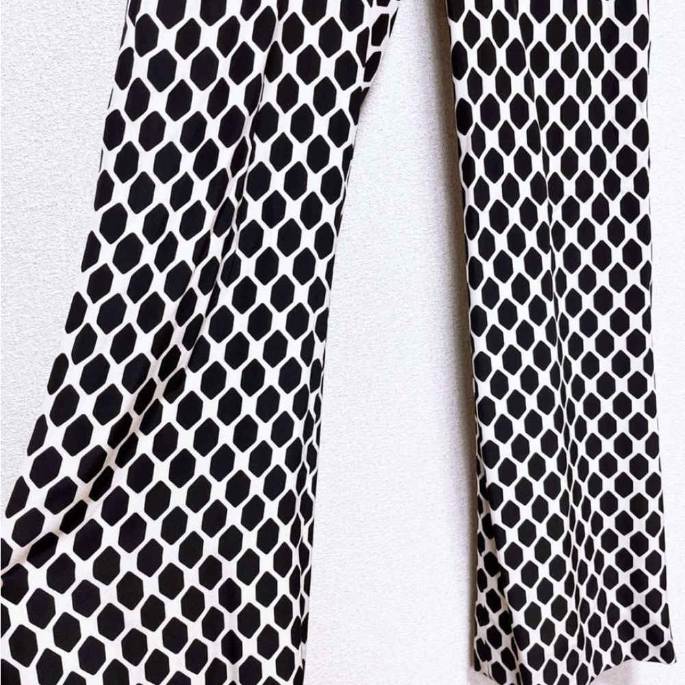 DVF Diane Von Furstenberg silk, chainlink print Jumpsuit with pockets. - Picture 5 of 6